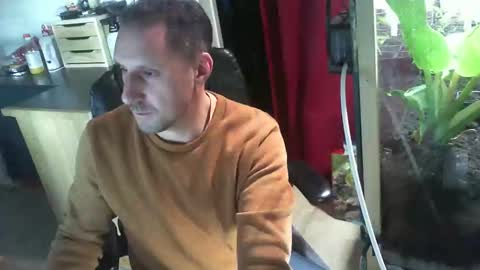 Snapshot of jef74700 chatting on 01-03-25, 01:14 Jrme online show from 01-03-25, 01:14