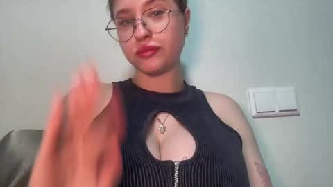 Snapshot of jelly_gum chatting on 02-19-25, 05:27 Inna online show from 02-19-25, 05:27