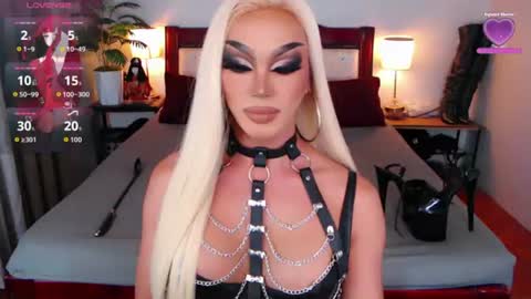 Snapshot of jenifers_body chatting on 07-10-26, 02:49 Queen Jenifer online show from 07-10-26, 02:49