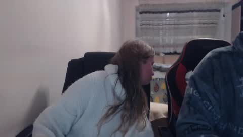 Snapshot of jenisandpeter chatting on 03-08-26, 06:12 JenisAndPeter online show from 03-08-26, 06:12