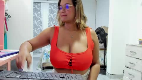 Snapshot of jenn_hot1 chatting on 12-30-24, 02:53 jenn online show from 12-30-24, 02:53