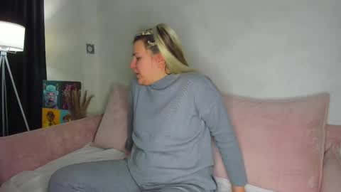 Snapshot of jenny_jimmy chatting on 02-24-26, 01:25 Jenny online show from 02-24-26, 01:25