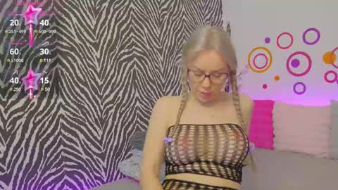 Snapshot of jennyshow chatting on 02-23-25, 07:00 JennyShow online show from 02-23-25, 07:00