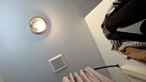 Snapshot of jerbonezgood chatting on 04-22-26, 10:44 Lous online show from 04-22-26, 10:44