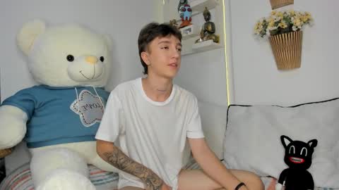 Snapshot of jeremy_salvatore_ chatting on 02-20-26, 12:05 jero independent model online show from 02-20-26, 12:05