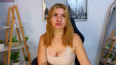 Snapshot of jessey_adams chatting on 10-17-25, 12:25 bella adams online show from 10-17-25, 12:25