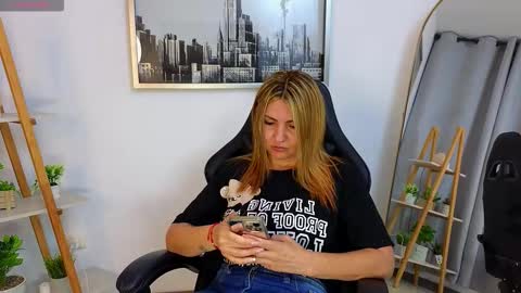 Snapshot of jessey_adams chatting on 10-18-25, 12:02 bella adams online show from 10-18-25, 12:02