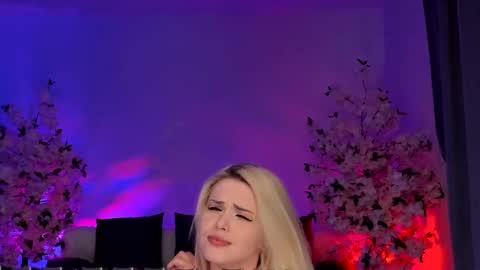 Snapshot of jessiccaburns chatting on 01-22-25, 11:10 Gloria online show from 01-22-25, 11:10