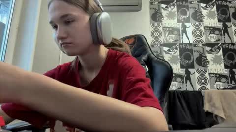 Snapshot of jewelldurham chatting on 12-04-25, 12:25 Helgi online show from 12-04-25, 12:25