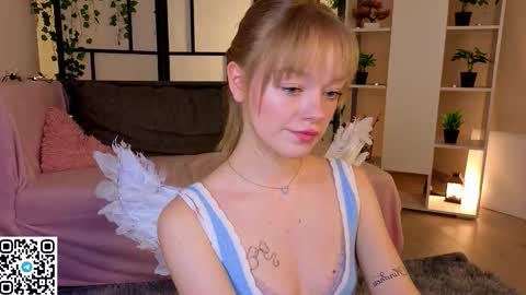 Snapshot of jewellhogan chatting on 02-13-26, 09:11 Gwen online show from 02-13-26, 09:11