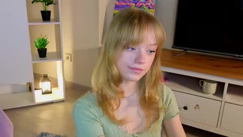 Snapshot of jewellhogan chatting on 02-25-26, 08:18 Gwen online show from 02-25-26, 08:18