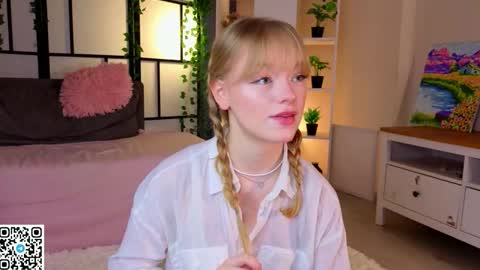 Snapshot of jewellhogan chatting on 03-12-26, 08:15 Gwen online show from 03-12-26, 08:15