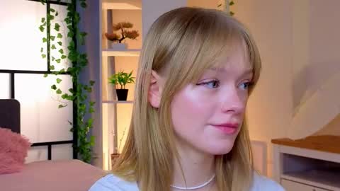 Snapshot of jewellhogan chatting on 03-25-26, 08:15 Gwen online show from 03-25-26, 08:15