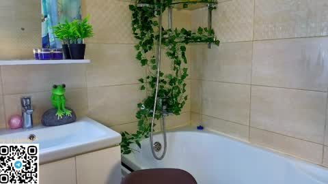 Snapshot of jewellhogan chatting on 03-29-26, 08:31 Gwen online show from 03-29-26, 08:31