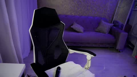 Snapshot of jeyssy69 chatting on 12-22-24, 04:17 Jeyssy also Andra online show from 12-22-24, 04:17