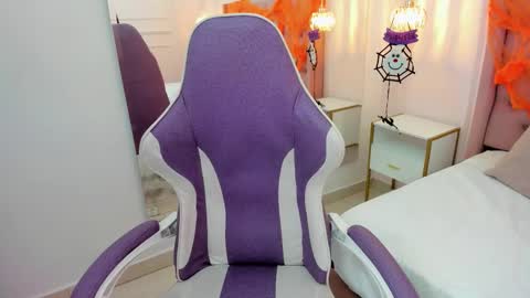 Jhoana  online show from 10-31-25, 10:05