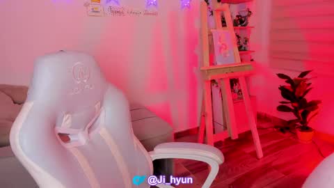 Snapshot of ji_hyun chatting on 04-19-26, 02:00 Ji online show from 04-19-26, 02:00