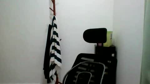 Snapshot of jiachi13 chatting on 11-04-25, 01:27 Alex online show from 11-04-25, 01:27