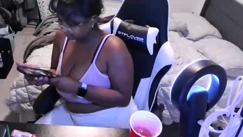 Snapshot of jigglypineapples chatting on 09-09-25, 12:32 goldenbaby online show from 09-09-25, 12:32