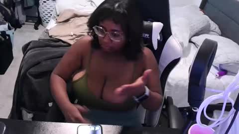 Snapshot of jigglypineapples chatting on 09-10-25, 12:21 goldenbaby online show from 09-10-25, 12:21