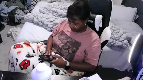 Snapshot of jigglypineapples chatting on 09-20-25, 01:50 goldenbaby online show from 09-20-25, 01:50