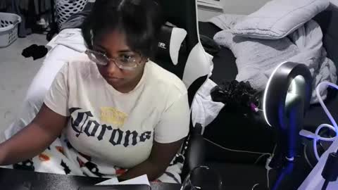 Snapshot of jigglypineapples chatting on 10-12-25, 02:10 goldenbaby online show from 10-12-25, 02:10