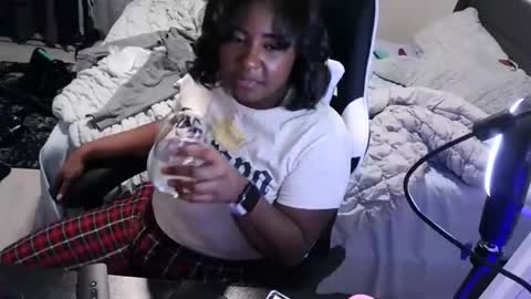 Snapshot of jigglypineapples chatting on 11-08-25, 04:45 goldenbaby online show from 11-08-25, 04:45