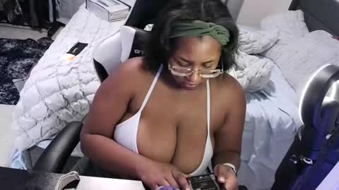 Snapshot of jigglypineapples chatting on 11-09-25, 02:10 goldenbaby online show from 11-09-25, 02:10