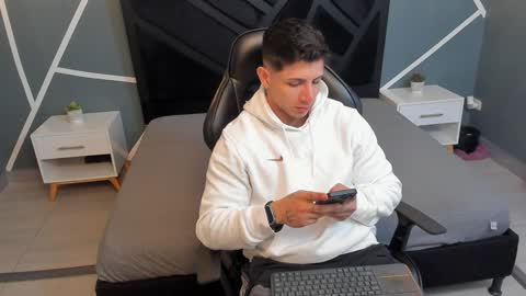 Snapshot of johan_williams_07 chatting on 12-24-24, 04:11 Johan Williams online show from 12-24-24, 04:11