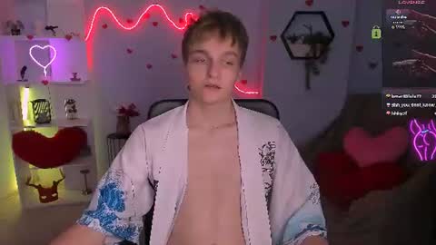 Snapshot of john_lik chatting on 06-12-26, 12:15 John online show from 06-12-26, 12:15
