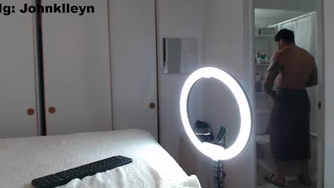 Snapshot of johnklleyn chatting on 03-25-26, 05:52 john online show from 03-25-26, 05:52