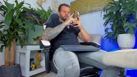 JOHNNY online show from 05-10-26, 01:22