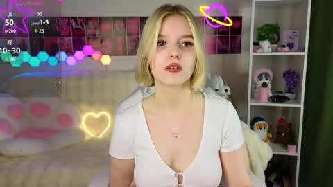 Snapshot of joice_queen chatting on 02-27-25, 01:16 Paula online show from 02-27-25, 01:16