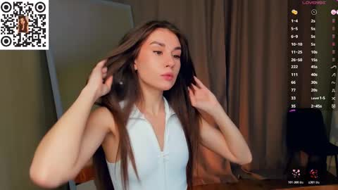 Snapshot of jolenerappleye chatting on 11-09-25, 04:44 Emma online show from 11-09-25, 04:44