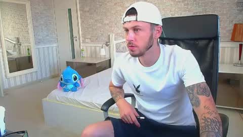 Snapshot of jonahshaw chatting on 07-14-26, 04:17 JonahShaw online show from 07-14-26, 04:17
