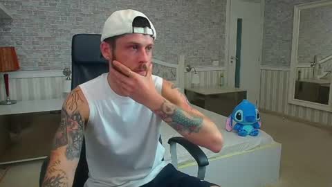 Snapshot of jonahshaw chatting on 07-21-26, 04:26 JonahShaw online show from 07-21-26, 04:26