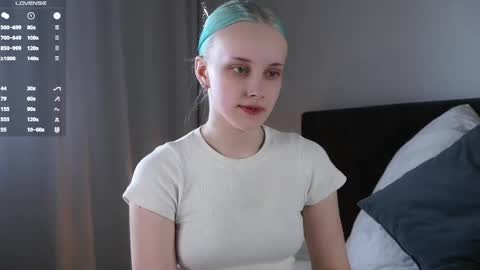 Snapshot of jonnienita chatting on 05-25-26, 12:22 Alice online show from 05-25-26, 12:22