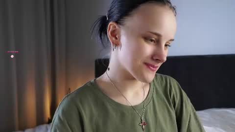 Snapshot of jonnienita chatting on 06-12-26, 12:37 Alice online show from 06-12-26, 12:37