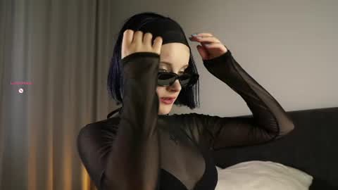 Snapshot of jonnienita chatting on 06-19-26, 12:20 Alice online show from 06-19-26, 12:20