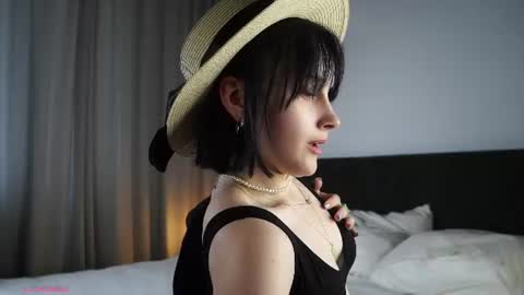 Snapshot of jonnienita chatting on 06-26-26, 12:53 Alice online show from 06-26-26, 12:53