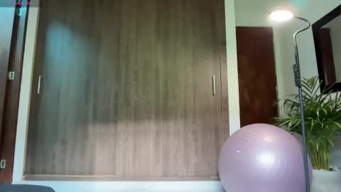 Im Jouliano online show from 11-20-25, 08:41