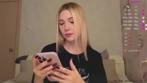 Snapshot of jousimies chatting on 10-31-25, 04:02 Jane online show from 10-31-25, 04:02