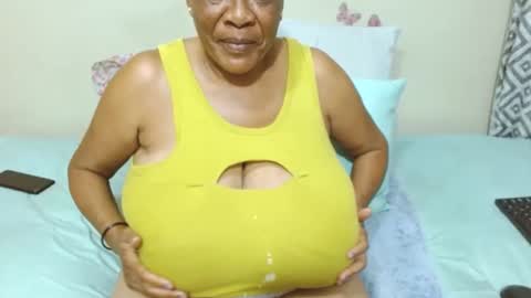 Snapshot of joycemando chatting on 02-03-25, 06:17 DairyQueen online show from 02-03-25, 06:17