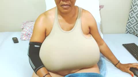 Snapshot of joycemando chatting on 02-17-25, 03:09 DairyQueen online show from 02-17-25, 03:09