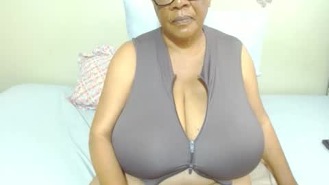 Snapshot of joycemando chatting on 10-30-25, 08:38 DairyQueen online show from 10-30-25, 08:38