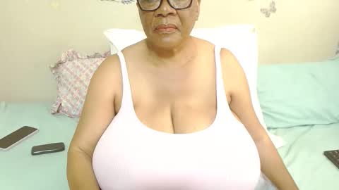 Snapshot of joycemando chatting on 11-08-25, 10:59 DairyQueen online show from 11-08-25, 10:59