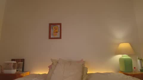 Snapshot of jsmine_ chatting on 02-18-25, 09:20 Jsmine and sometimes Beaulooks online show from 02-18-25, 09:20