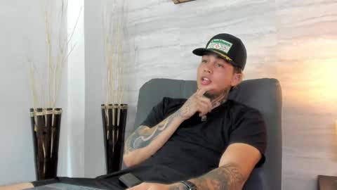 juan_alvarez18 online show from 02-19-25, 03:50