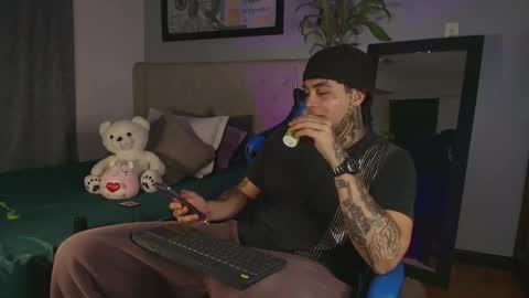 juan_alvarez18 online show from 04-09-26, 02:11