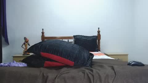 Snapshot of juan_and_luciana chatting on 12-17-24, 05:58 online show from 12-17-24, 05:58